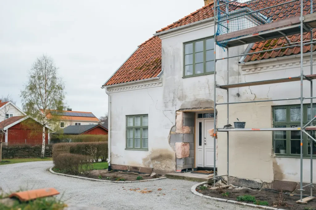 renovera putsad fasad och till ggsisolera smarta tecken r tt l sning och l gre energikostnader